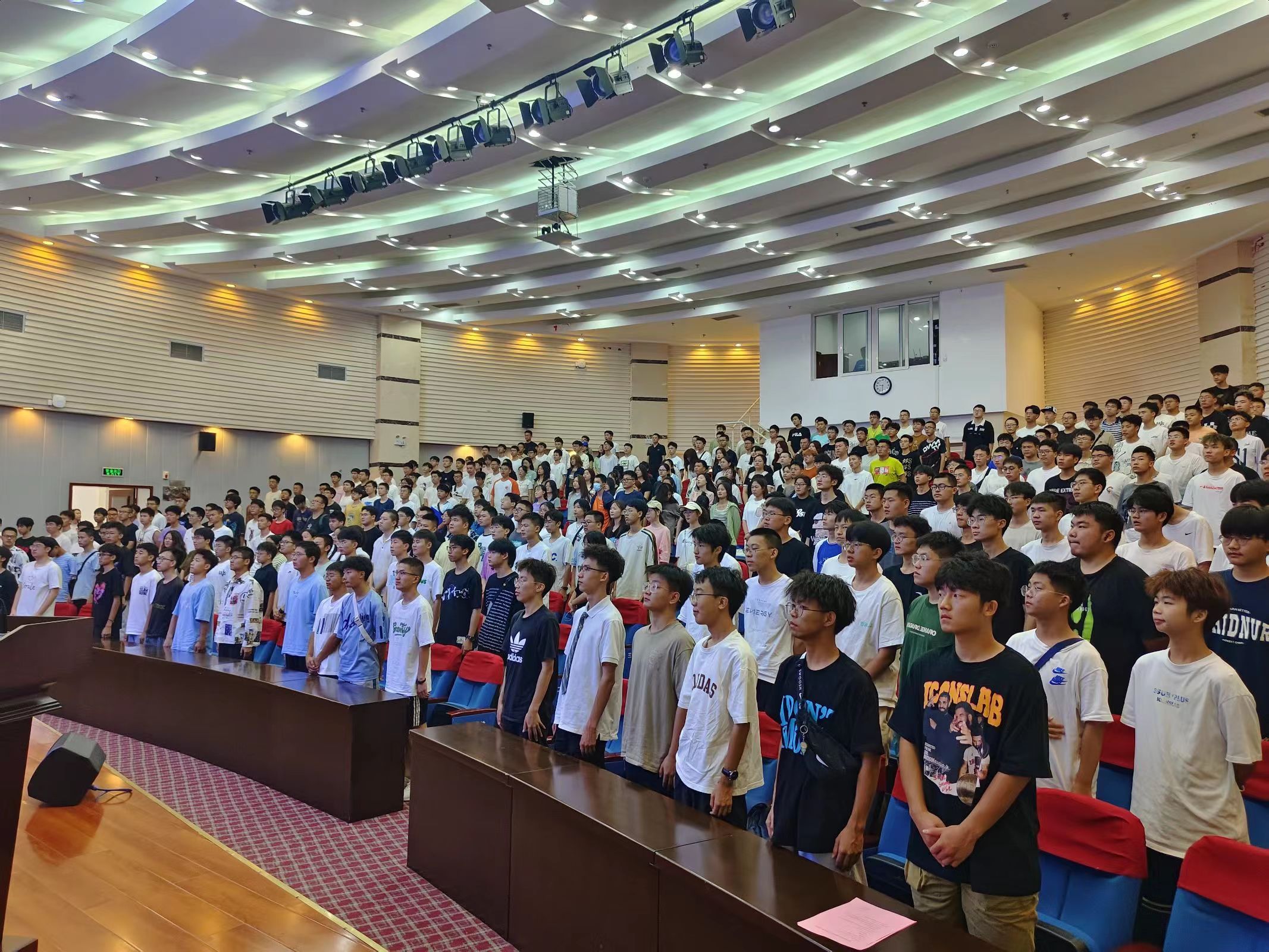 网站首页>学院新闻>正文图为新生开学典礼能源学院院长施泽进发表致辞